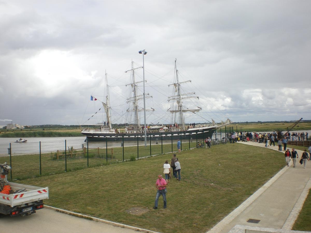 Hotel Le Cargo Rochefort  Bagian luar foto